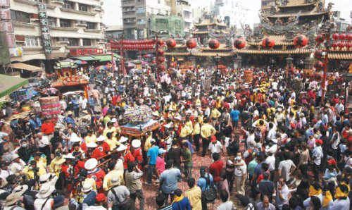 北港朝天宫大批市民前往烧香祈福