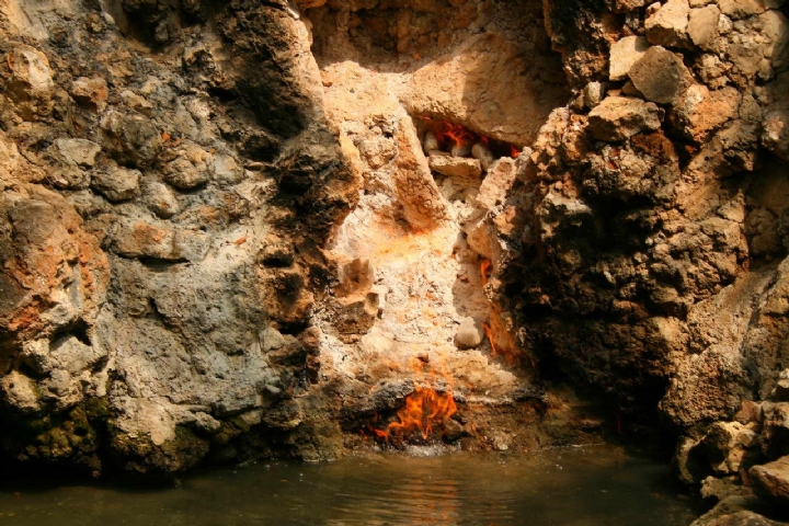 台南关子岭温泉水火同源