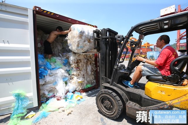 基隆港码头工人打开从日本运来的废塑料货柜，竟塞满上万个用过的塑胶袋，货柜一打开臭味随风飘散。