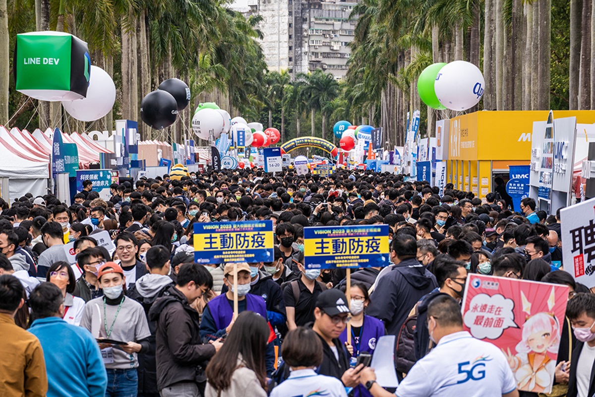 台湾大学校园招聘会挤满了应聘人员